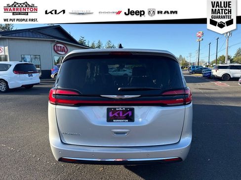 Used 2024 Chrysler Pacifica Touring-L FWD image 10