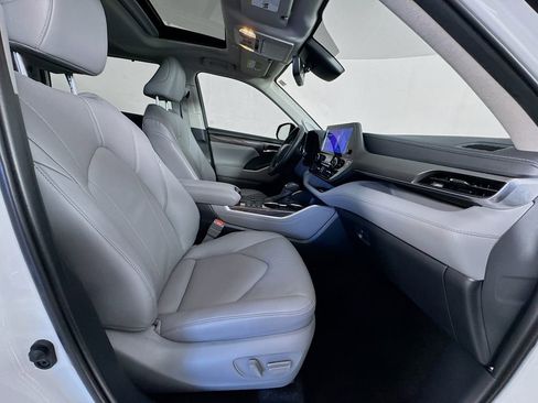 Used 2024 Toyota Highlander Limited image 35