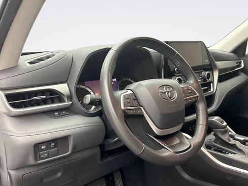Used 2024 Toyota Highlander LE FWD image 7