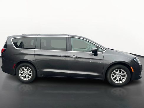 Used 2017 Chrysler Pacifica Touring FWD image 2