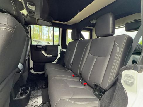 Used 2018 Jeep Wrangler Unlimited Sahara w/ Connectivity Group image 26