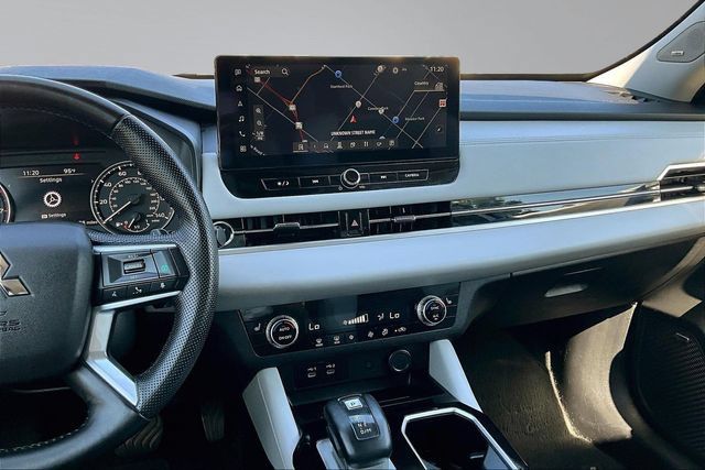 Used 2025 Mitsubishi Outlander SE FWD image 9