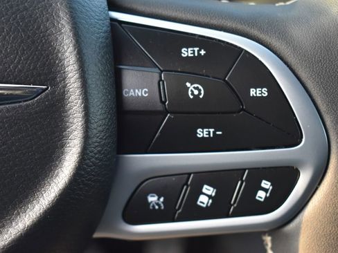 Used 2025 Chrysler Pacifica Select image 29