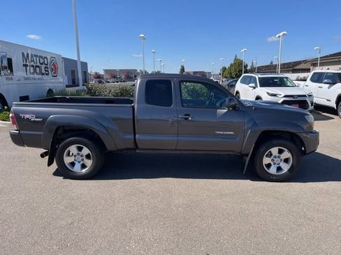 Used 2011 Toyota Tacoma 4x4 Access Cab V6 w/ TRD Sport Pkg image 4