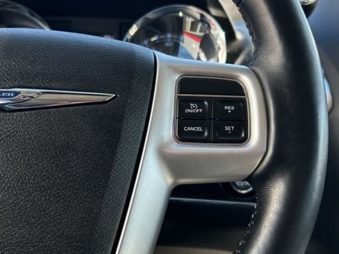 Used 2015 Chrysler Town & Country Touring w/ Driver Convenience Group image 37