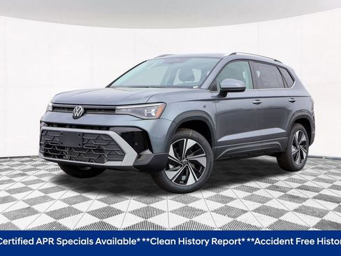 Used 2025 Volkswagen Taos SE image 2