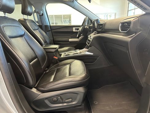 Used 2020 Ford Explorer XLT w/ Equipment Group 202A AWD/4WD image 17