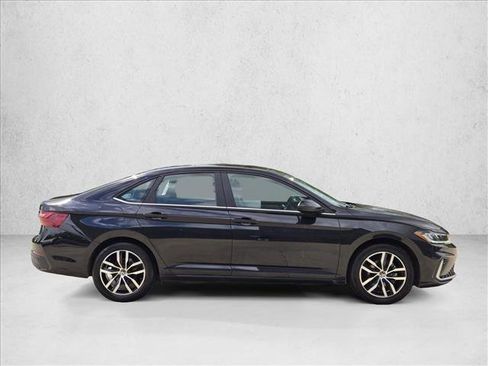 Used 2025 Volkswagen Jetta SE FWD image 4
