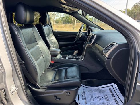 Used 2017 Jeep Grand Cherokee Limited image 18