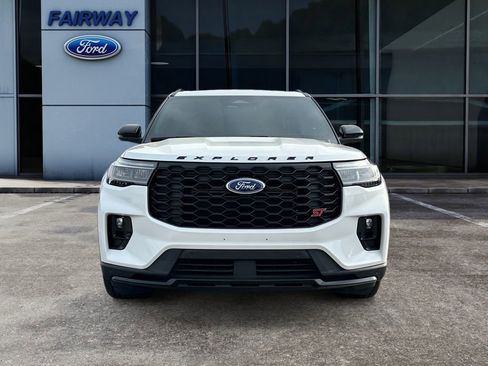 Used 2025 Ford Explorer ST image 3