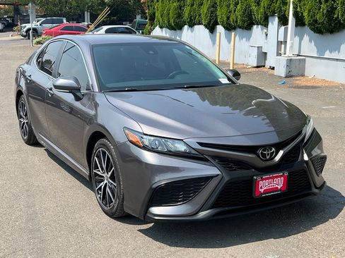 Used 2022 Toyota Camry SE w/ Carpet Mat Package (TMS) FWD image 2