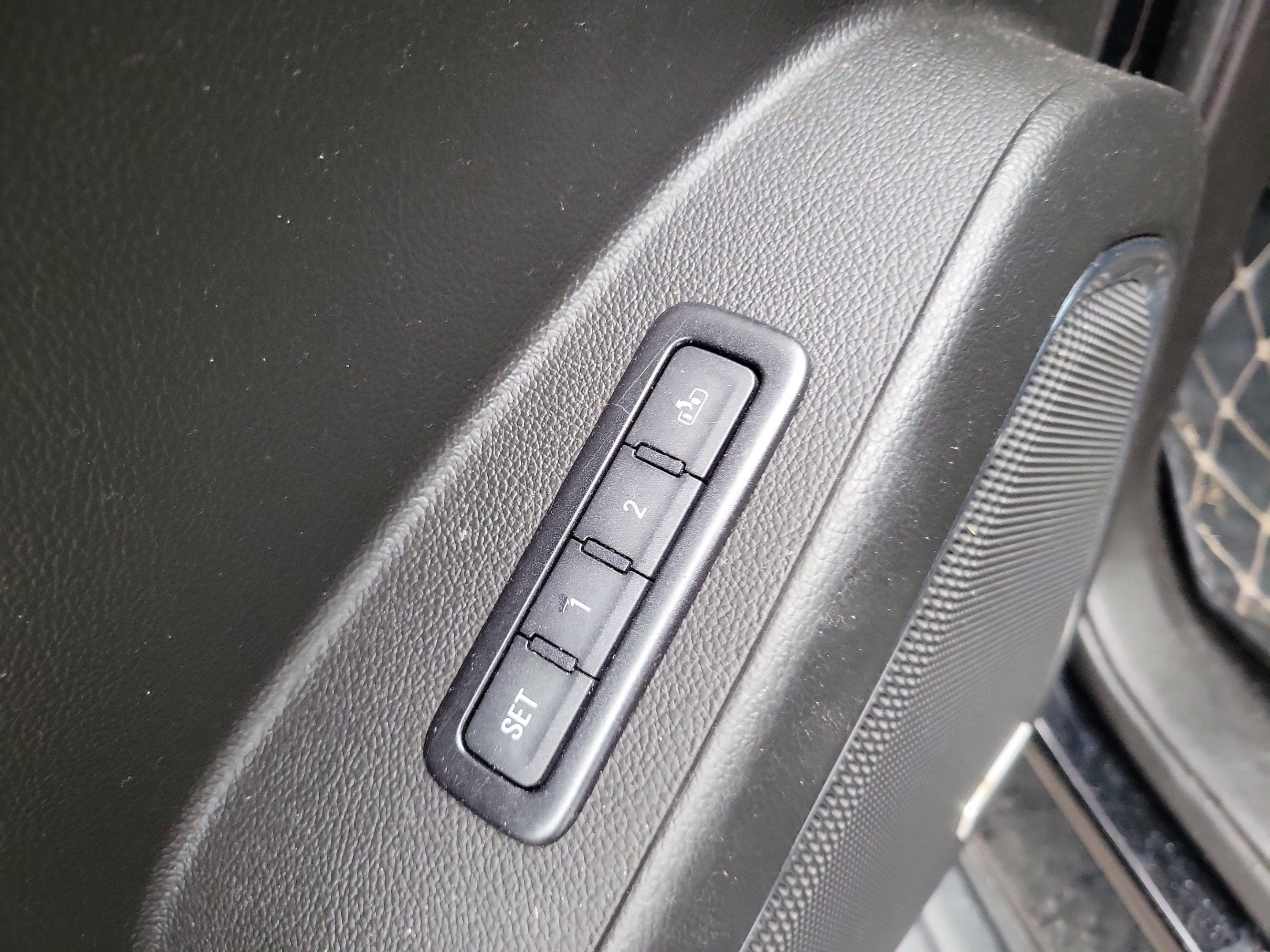Used 2018 Chevrolet Tahoe LT RWD image 28