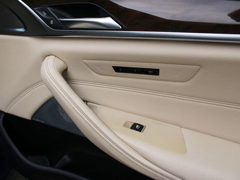 Used 2018 BMW M550i xDrive image 25