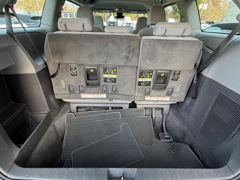 Used 2018 Toyota Sienna L image 19