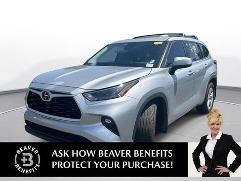 Used 2025 Toyota Highlander LE FWD image 1