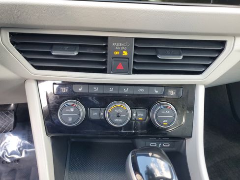 Used 2023 Volkswagen Jetta SE w/ Panoramic Sunroof Package image 23