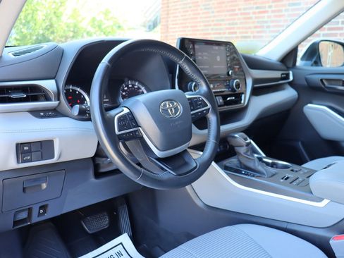 Used 2022 Toyota Highlander LE AWD/4WD image 10
