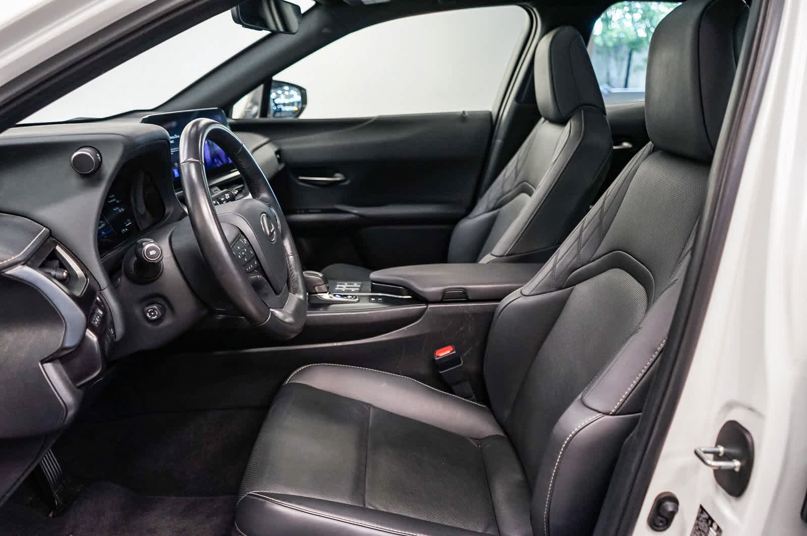 Used 2025 Lexus UX 300h FWD w/ Accessory Package (Z2) image 17