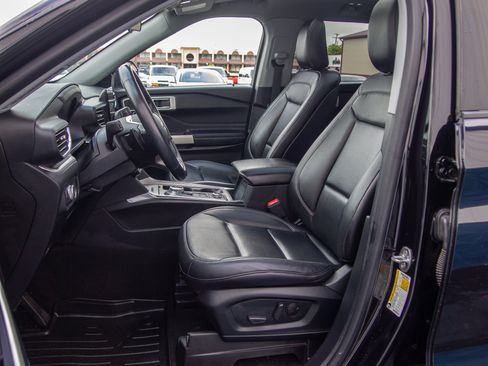 Used 2020 Ford Explorer XLT w/ Equipment Group 202A AWD/4WD image 13