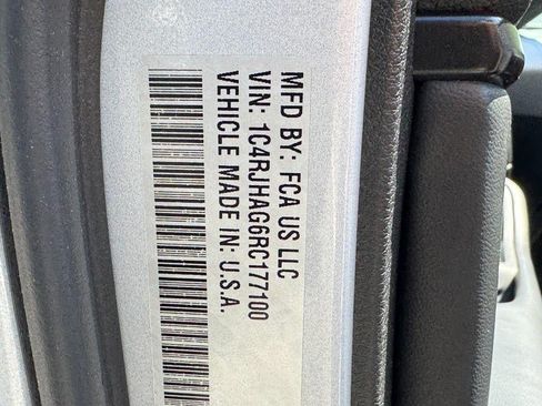Used 2024 Jeep Grand Cherokee Laredo X AWD/4WD image 29