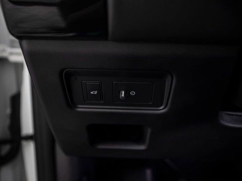 Used 2020 Land Rover Discovery HSE image 29