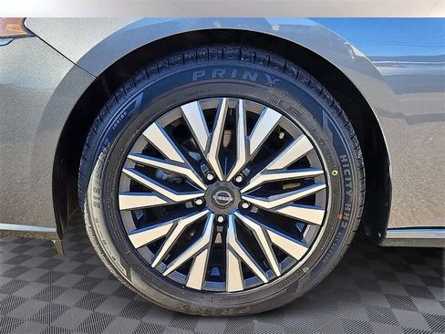 Used 2024 Nissan Altima 2.5 SV image 8