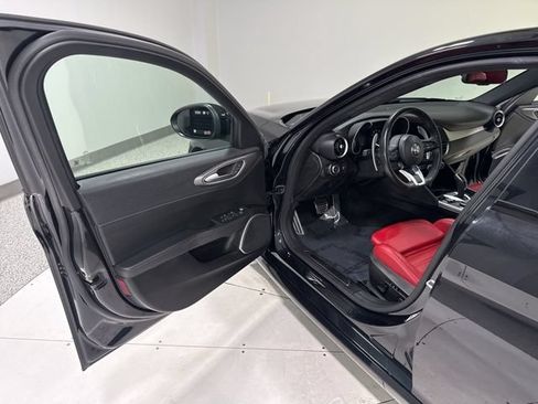 Used 2022 Alfa Romeo Giulia Veloce AWD/4WD image 11
