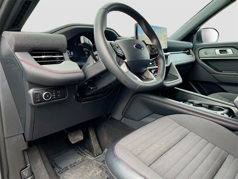 Used 2025 Ford Explorer ST-Line w/ ST-Line Street Pack image 9