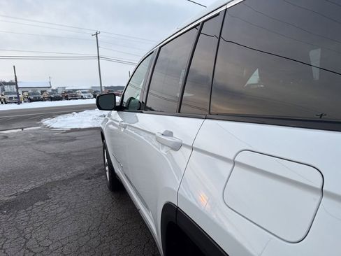Used 2024 Jeep Grand Cherokee Laredo X image 18