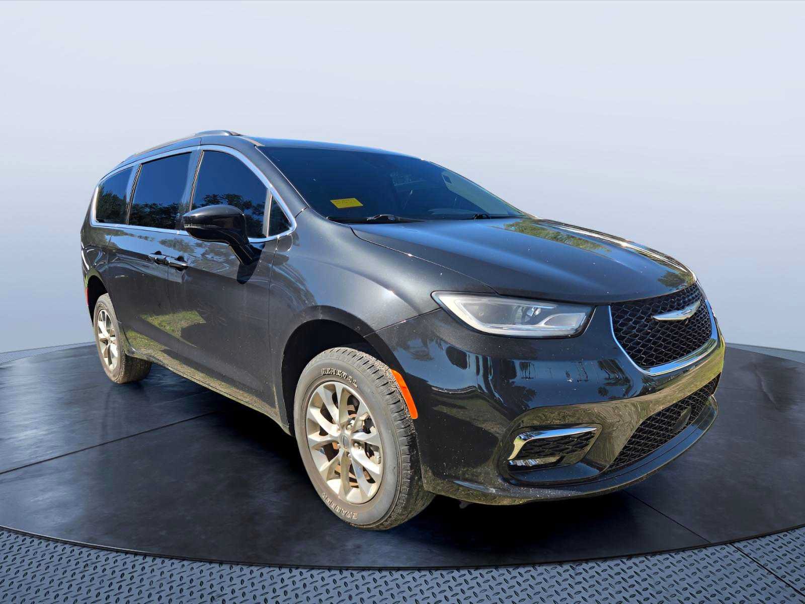 Used 2022 Chrysler Pacifica Touring-L AWD/4WD image 1