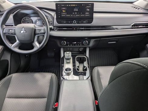 Used 2025 Mitsubishi Outlander ES FWD image 15