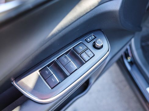 Used 2023 Toyota Crown Limited image 12