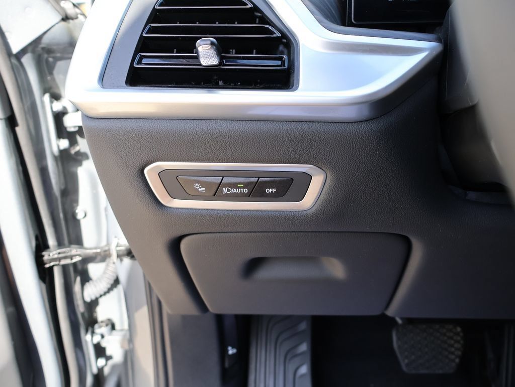 Used 2024 BMW X7 xDrive40i w/ Premium Package AWD/4WD image 39