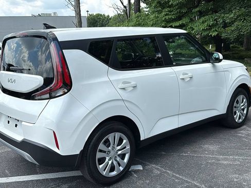 Used 2025 Kia Soul LX FWD image 3