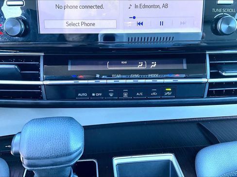 Used 2024 Toyota Sienna LE image 34