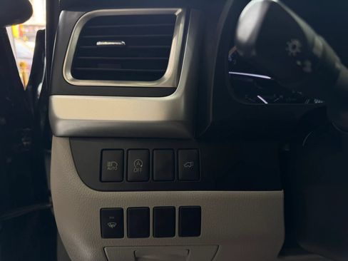 Used 2019 Toyota Highlander XLE AWD/4WD image 14