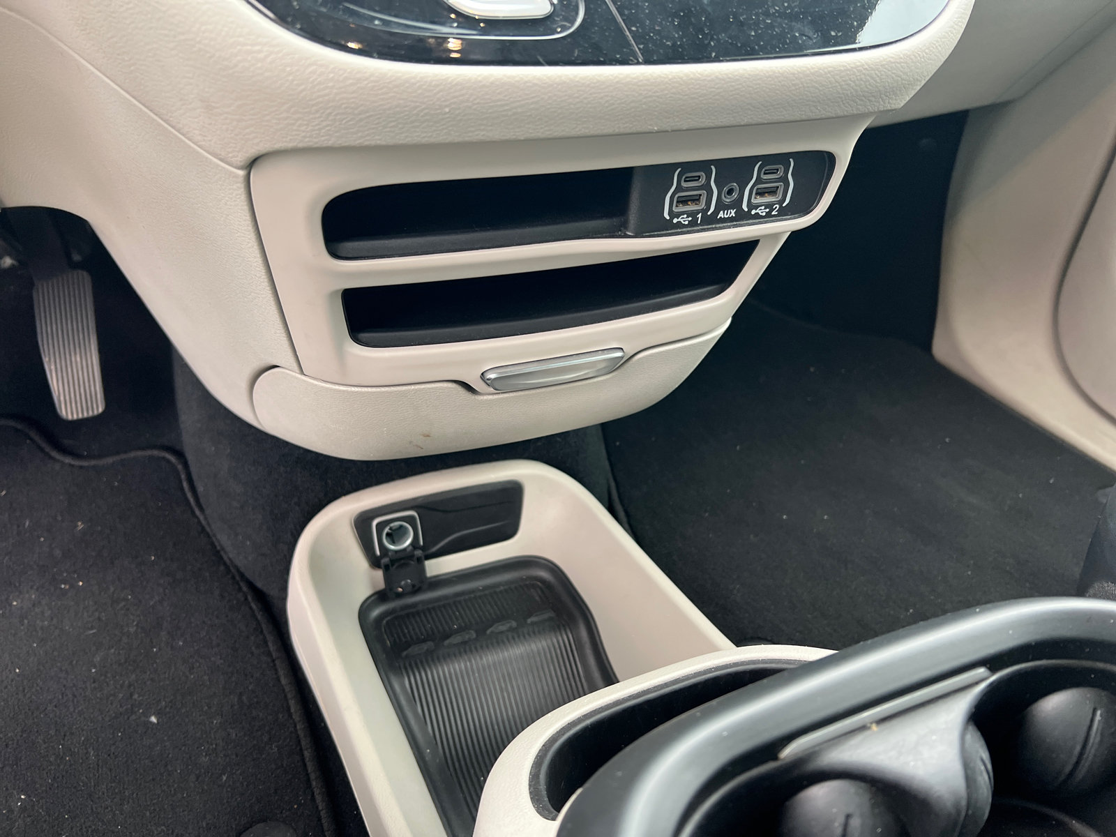 Used 2024 Chrysler Pacifica Touring-L FWD image 30