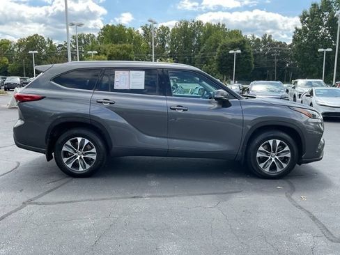 Used 2022 Toyota Highlander XLE AWD/4WD image 7