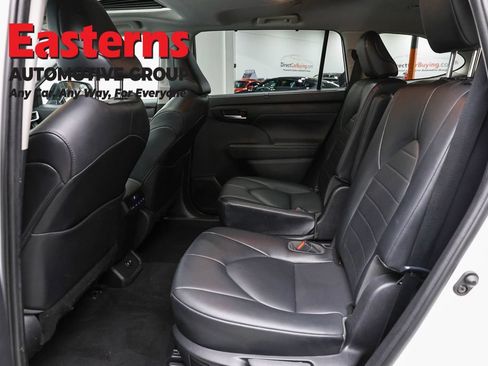 Used 2021 Toyota Highlander XLE AWD/4WD image 22