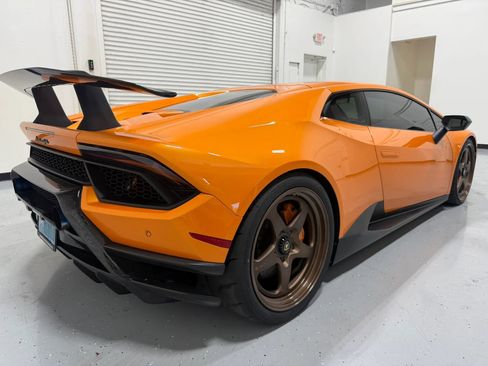 Used 2018 Lamborghini Huracan Performante AWD/4WD image 12