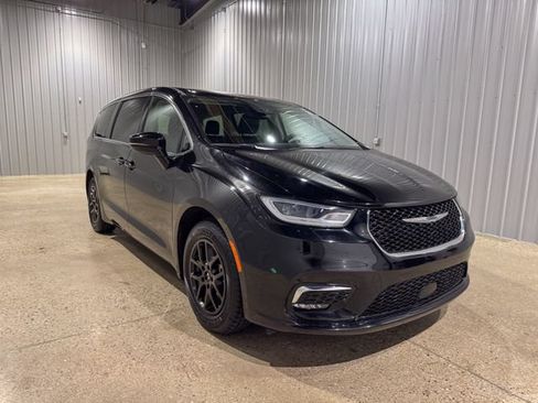 Used 2024 Chrysler Pacifica Touring-L FWD image 8