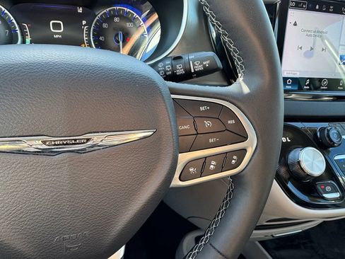 Used 2024 Chrysler Pacifica Touring-L FWD image 23