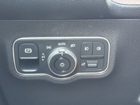 Used 2025 Mercedes-Benz GLB 250 4MATIC image 24