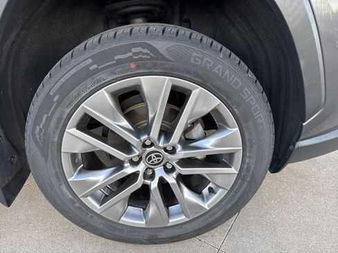 Used 2023 Toyota RAV4 XLE Premium image 10