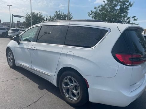 Used 2023 Chrysler Pacifica Limited FWD image 4