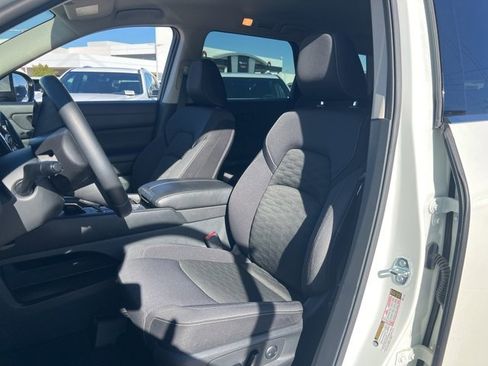 Used 2024 Nissan Pathfinder SV image 5