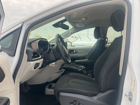 Used 2024 Chrysler Voyager LX FWD image 11