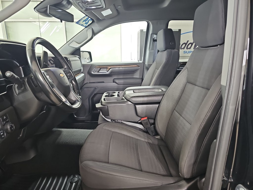 Used 2024 Chevrolet Silverado 1500 LT AWD/4WD image 18