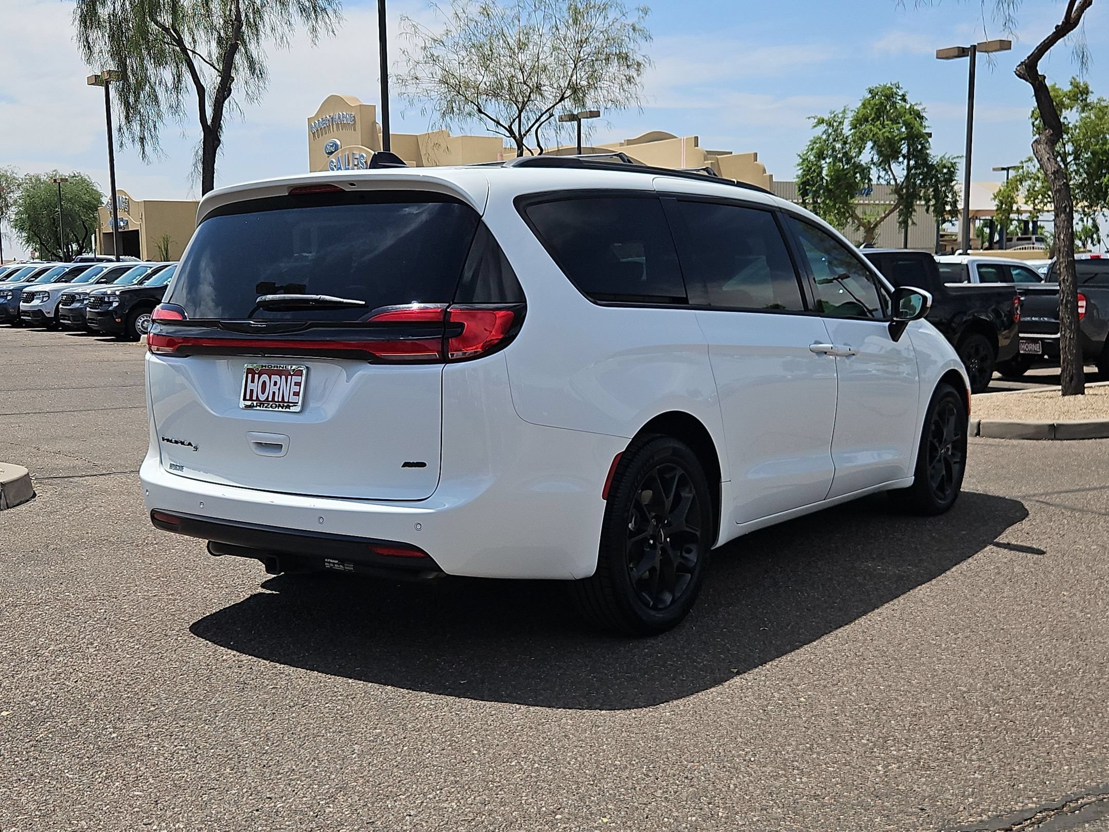 Used 2023 Chrysler Pacifica Touring-L w/ S Appearance Package AWD/4WD image 5