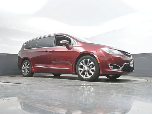 Used 2017 Chrysler Pacifica Limited FWD image 46